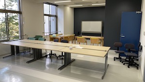 机を囲んで議論できる研究室内