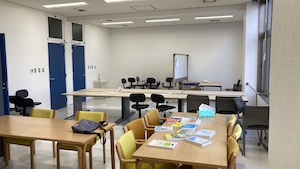 作業机と資料が並ぶ研究室内